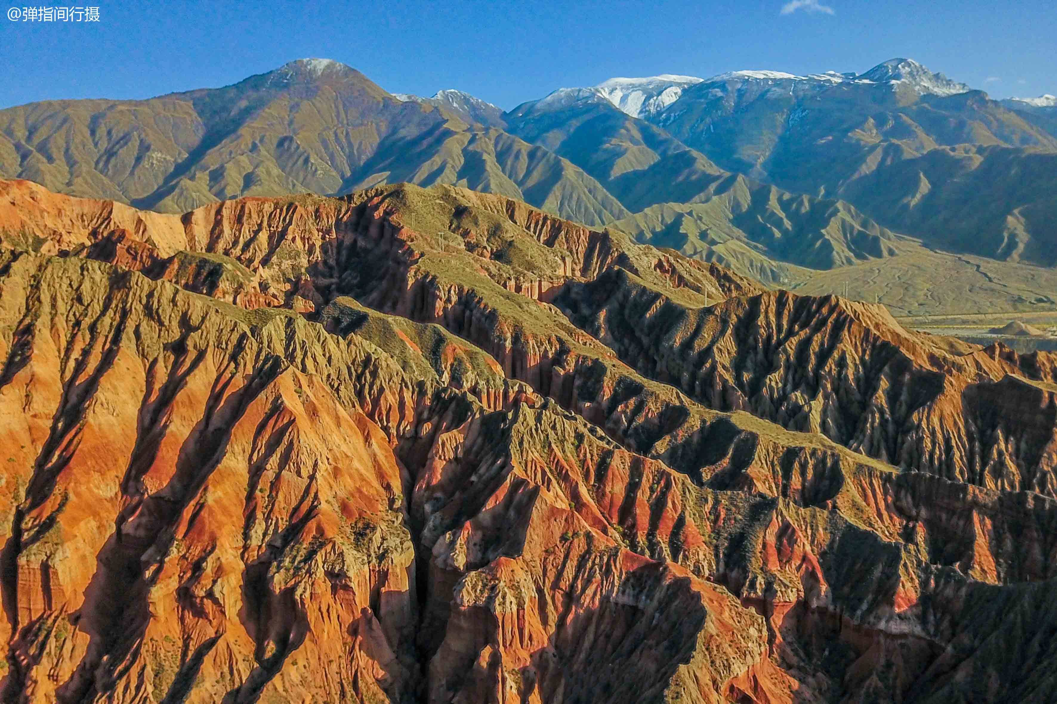 原创青藏高原上的小江南奇特丹霞地貌色彩斑斓秋季美景如仙境