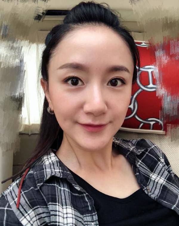 原創李倩真像是夢幻女友一身簡約的t恤造型卻看著很清純