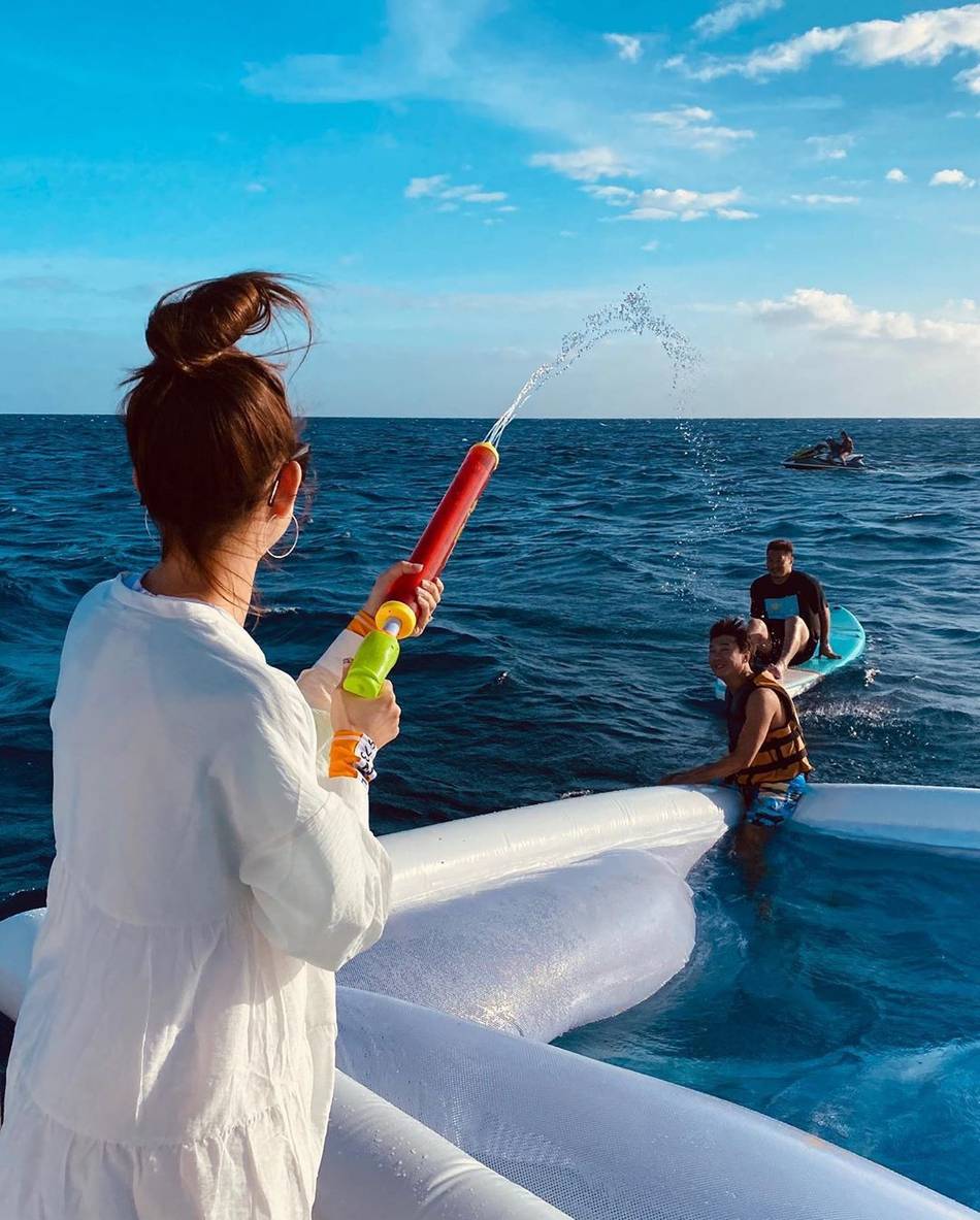 昆凌出海度假玩水枪童趣十足 女儿穿花裙子背影软萌可爱