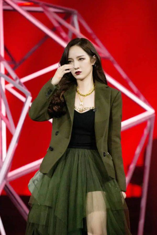 31岁孟佳终于放开,大胆挑战亮片抹胸裙,这身材绝了