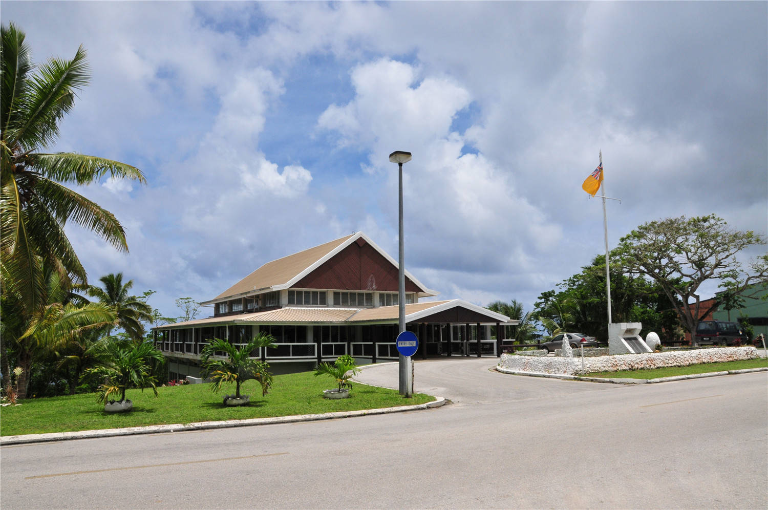 躺赢的小国:国家由14个村子组成,人口仅有1600多人却拥有2国国籍