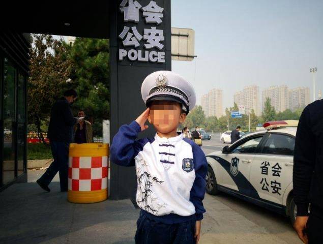 警车开道赢得救治时间 出院的小萌娃戴警帽敬礼致谢交警