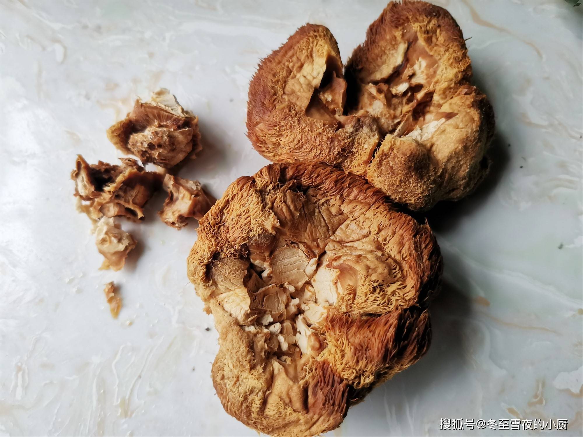 干猴头菇泡发的小技巧,无论烧菜或者煲汤,都没有一点苦味