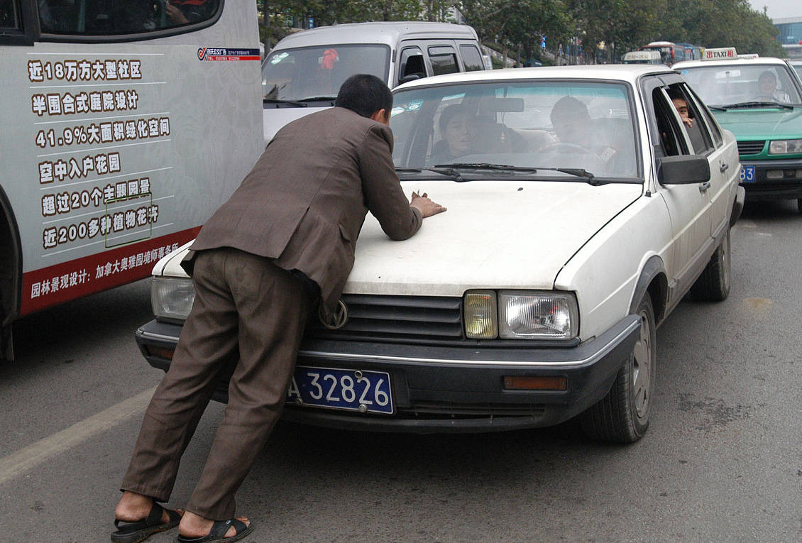 河南漯河拦车乞讨快演变成当地风景线乞讨者在国道用生命要钱