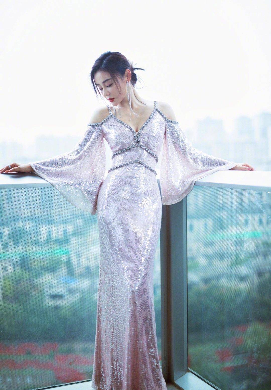 袁姗姗高调亮相丝路电影节穿银色鳞片蝴蝶袖长裙美到惊艳