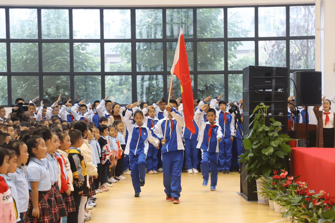 文翁少年薪火相傳石室天府中學附屬小學慶祝建隊71週年暨新隊員入隊