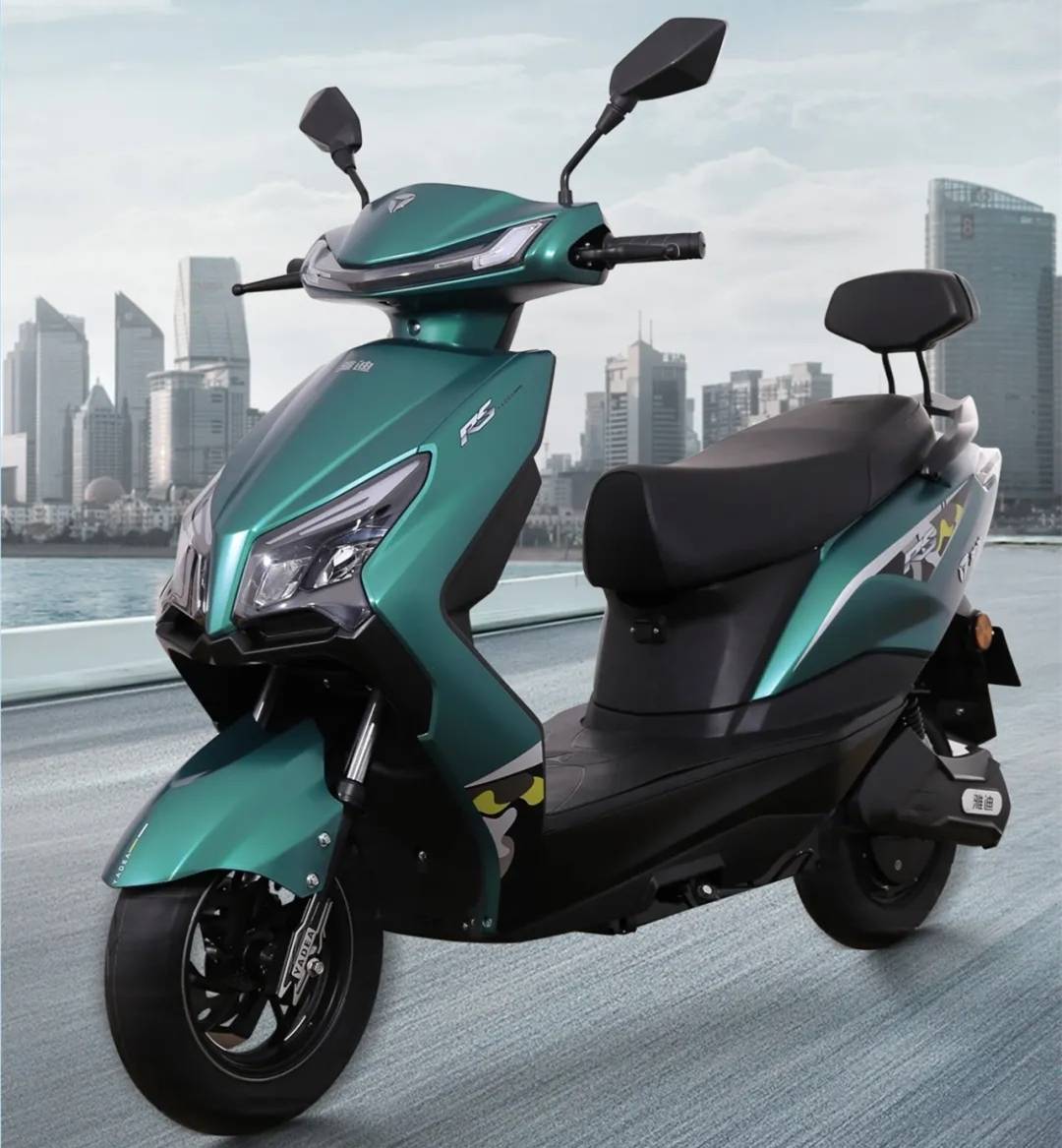 雅迪又推出一款电动车锐速,配备1200w电机,72v容量电池!