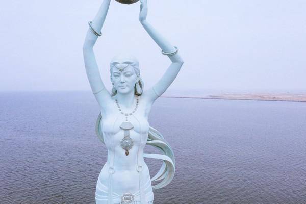 我们现在可以乘坐游船去看鲅鱼公主雕像,无人机飞过去的话也是够距离