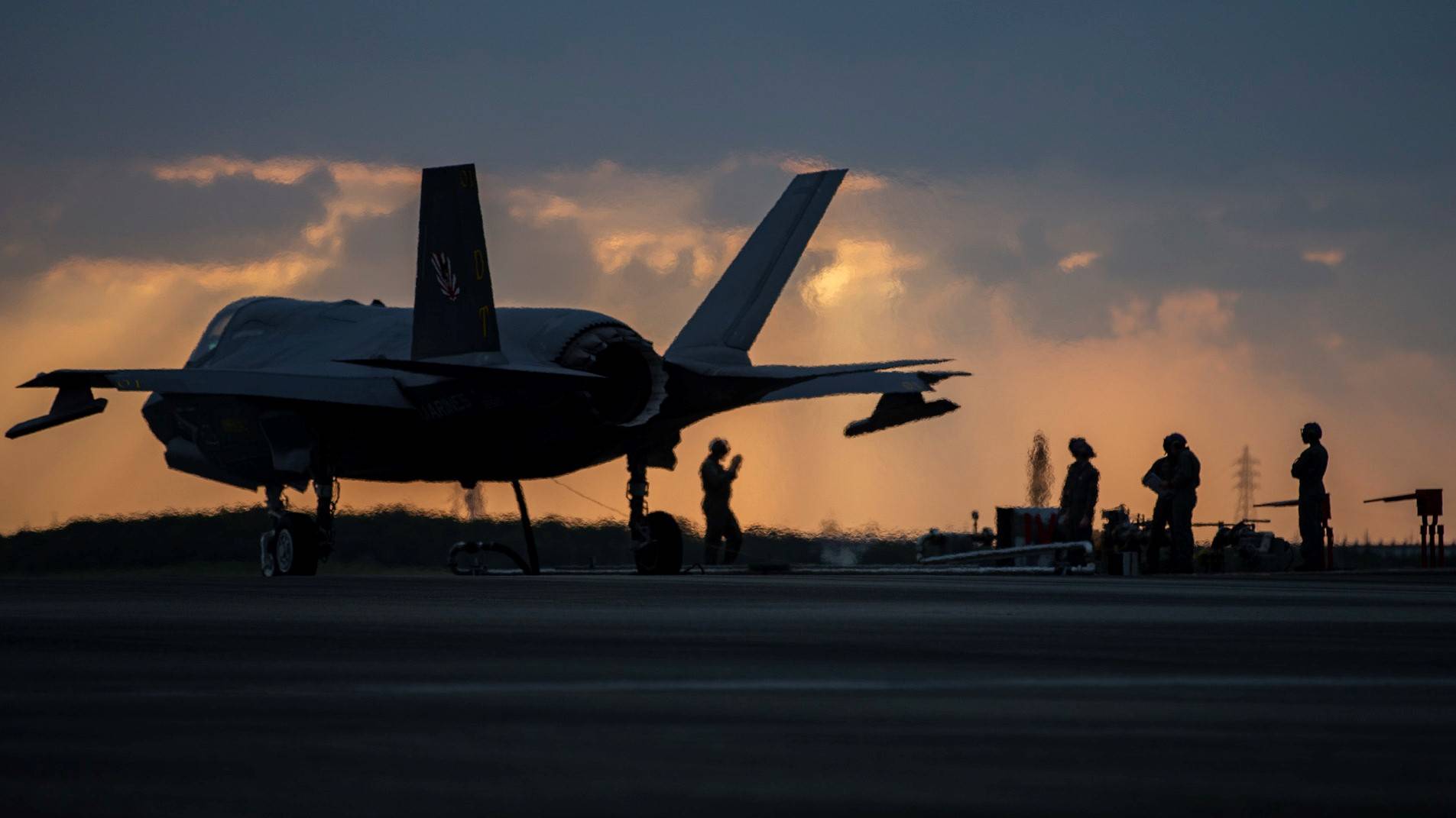 美军海军陆战队的f-35b战机在冲绳普天间基地进行加油