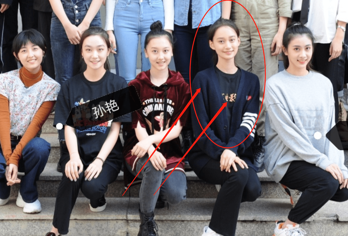 原创北电表演系新生合影被传开张子枫打扮朴实不起眼夏梦星味十足