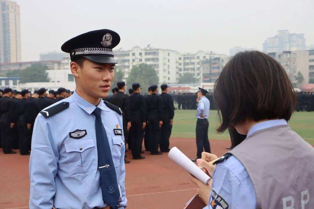 铁道警察学院军训图片