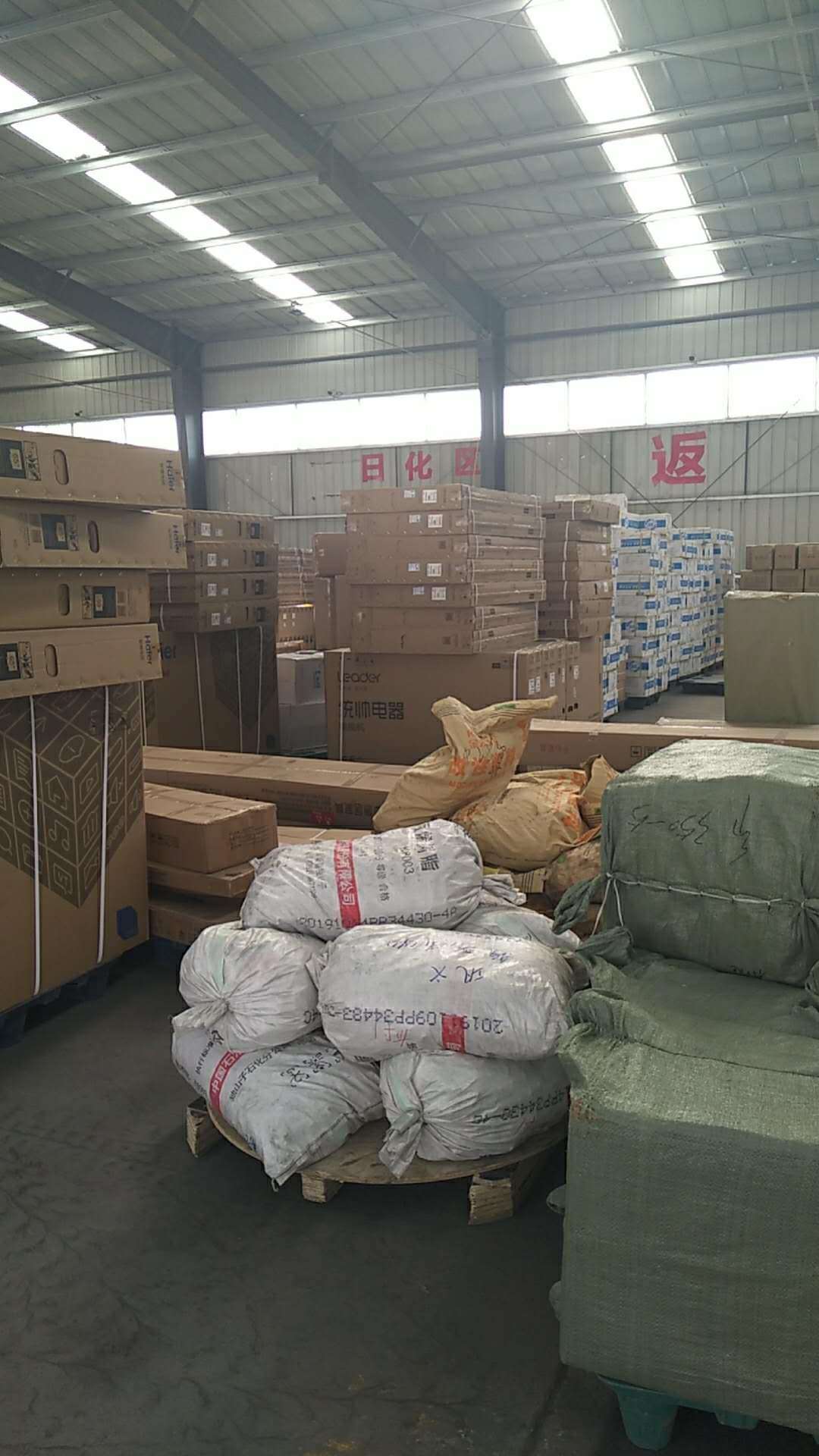 仓库量很大货源多,支持一天24小时配送,货场每天都是非常忙碌,所有