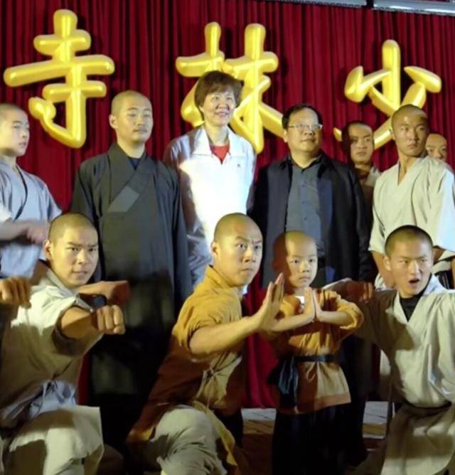 三人先后参观了少林寺和龙门石窟等景区.其中最有趣的莫过于郎平