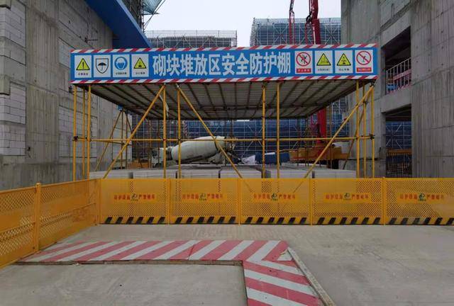 防护棚采用双层设计,既能保证材料堆场有序规整,也能防止高空坠物对