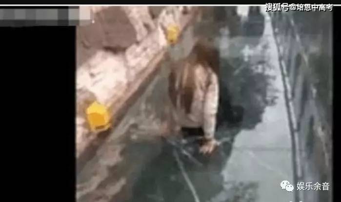 女子走玻璃栈道尿失禁,要被罚款五万元?女子:我不是故意的啊