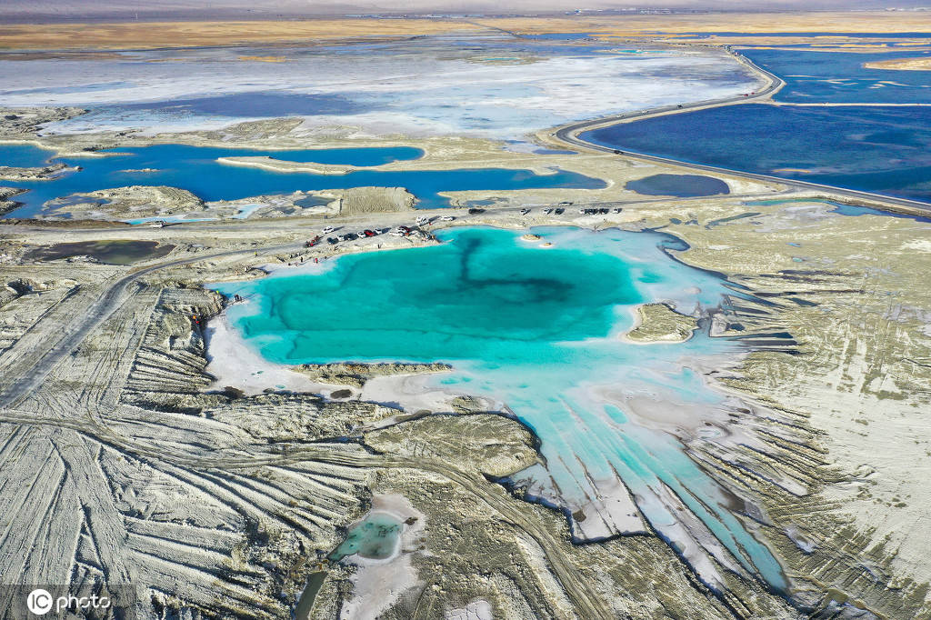 青海柴达木盆地矿区成"网红" 盐池遍布宛若仙境