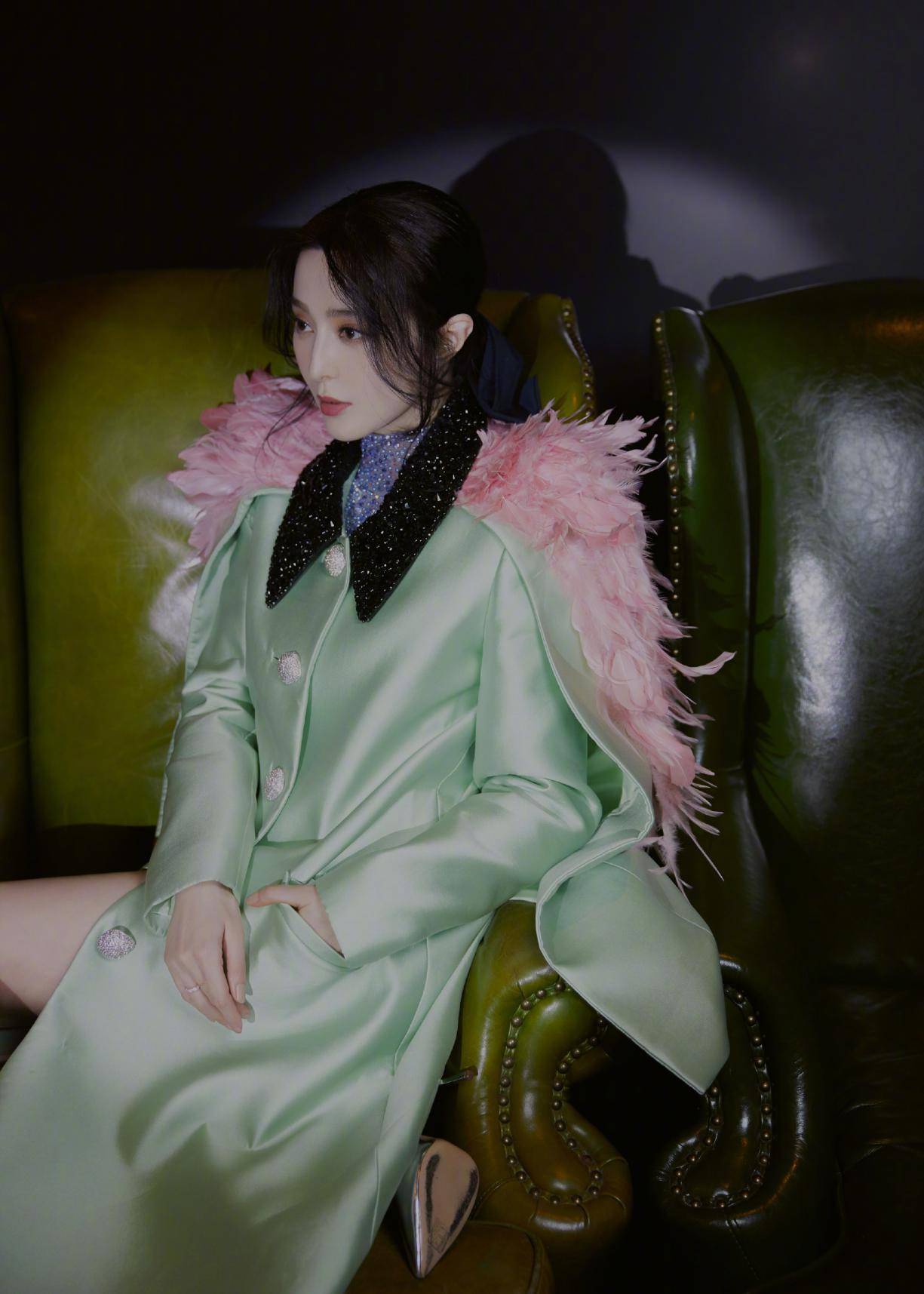 范冰冰状态太好了!一袭露肩黑裙华丽又美艳,妆发妥妥迎合港风