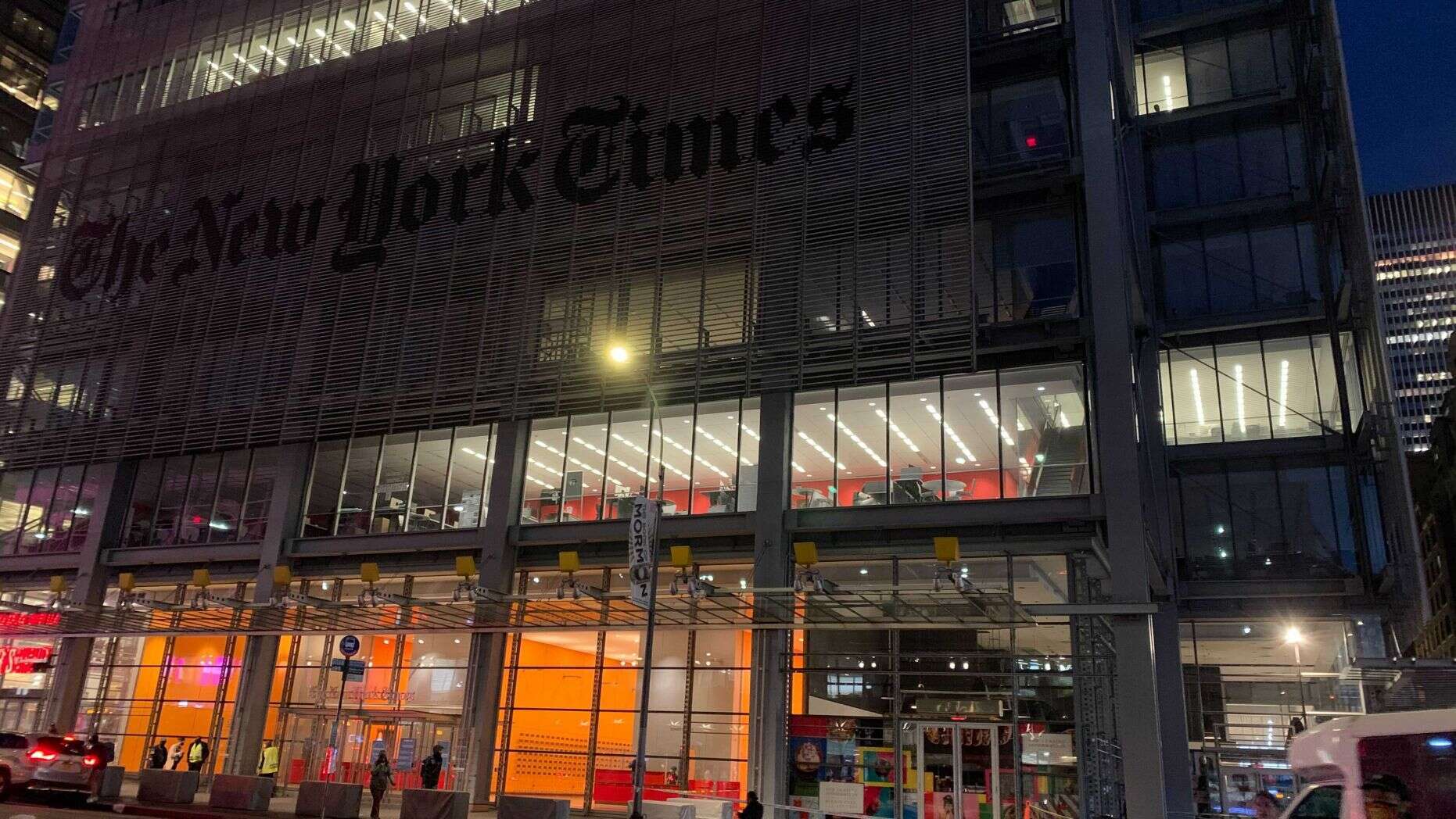 攀爬纽约时报大楼的美国人被困5楼外墙被纽约警方当场逮捕