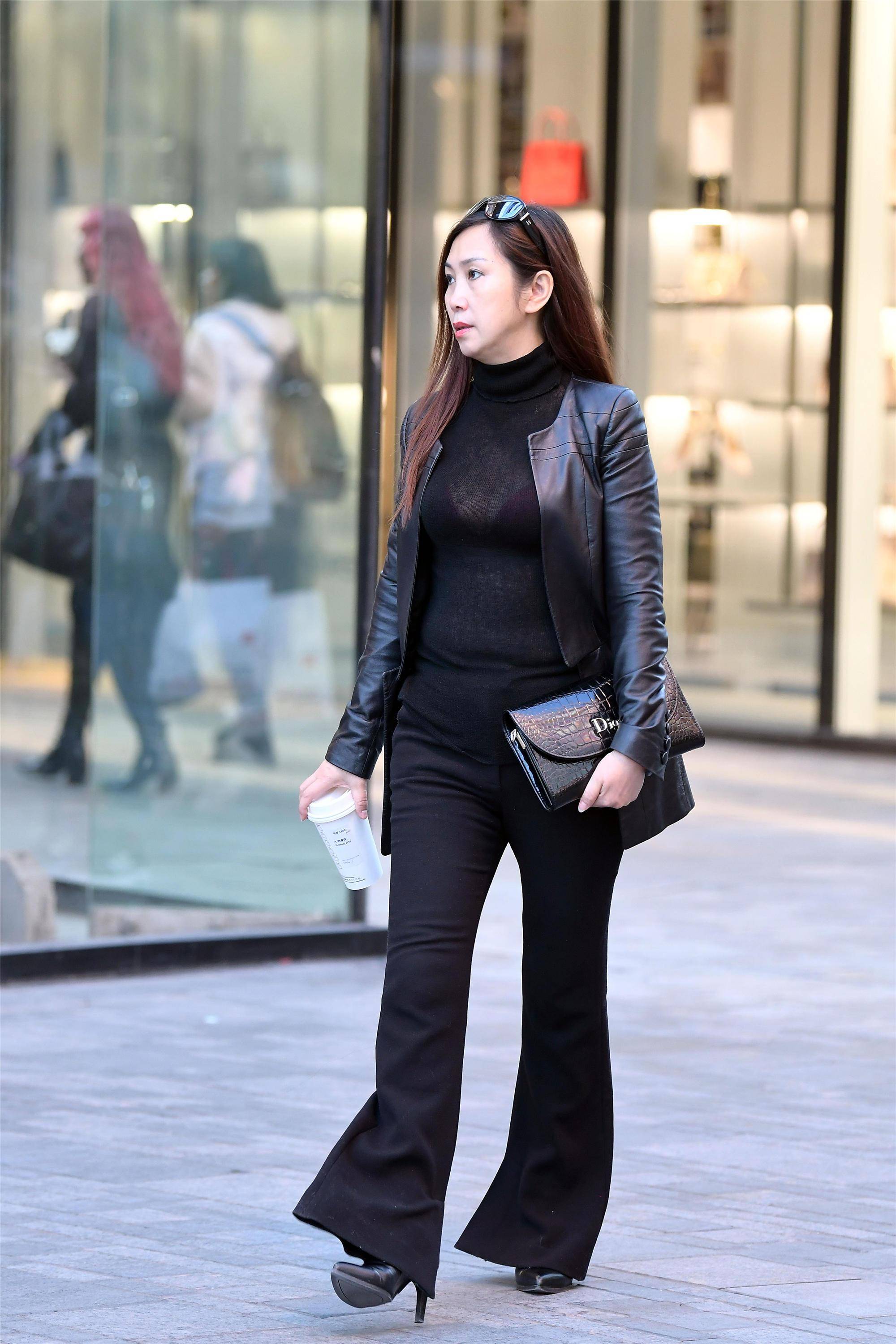 小姐姐选择黑色皮夹克,搭配黑色压褶短裙,非常有层次感!