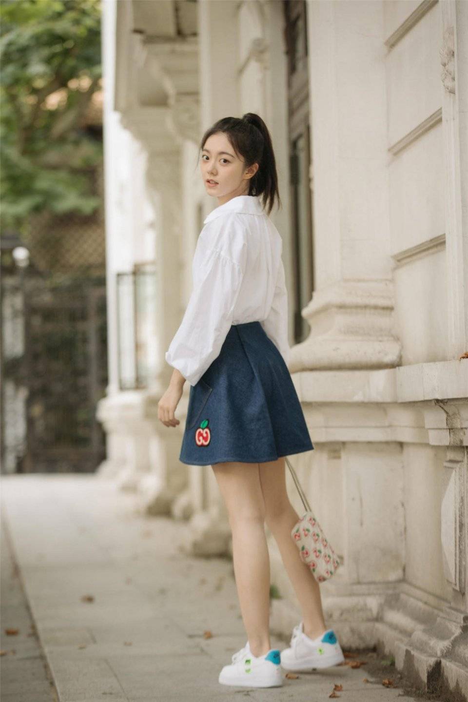 赵今麦18岁已经是人生赢家,穿白衬衫配短裙眼神清澈,气质灵动