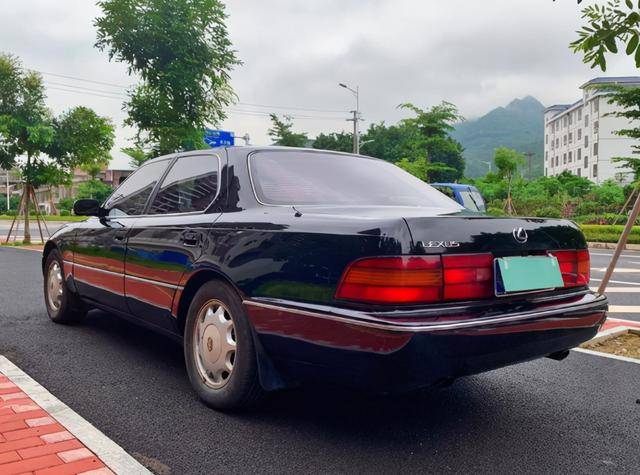 清晨遇到25岁的凌志ls40095年上牌如今车主发已白