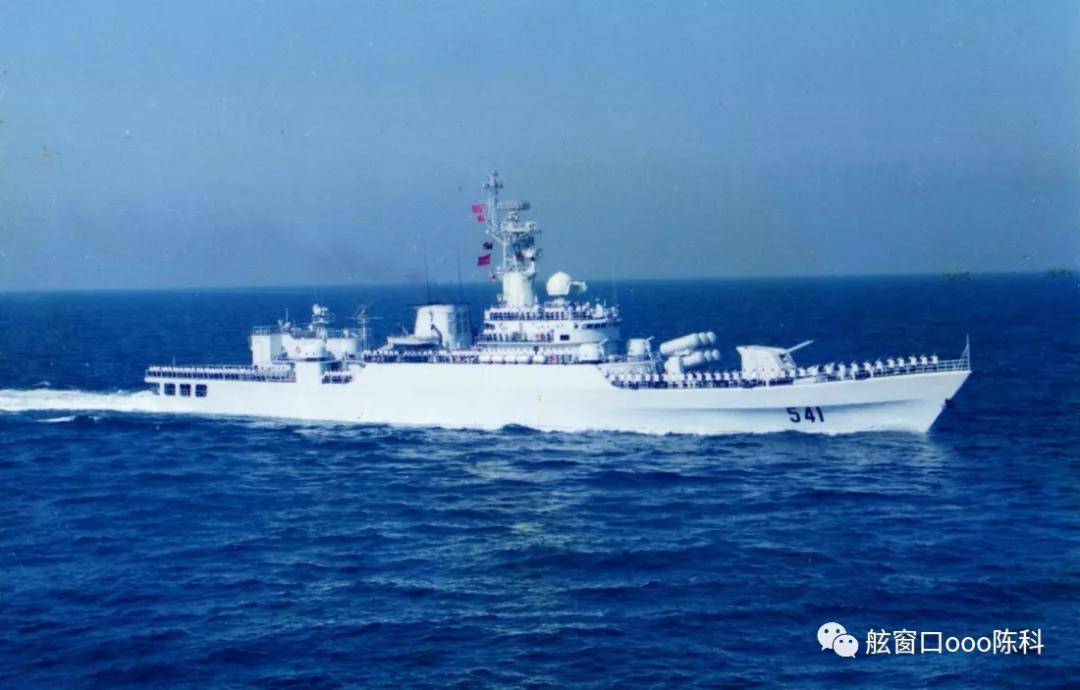 乘坐的541导弹护卫舰 注:以上一些发黄的照片,是由135底片后来加印的