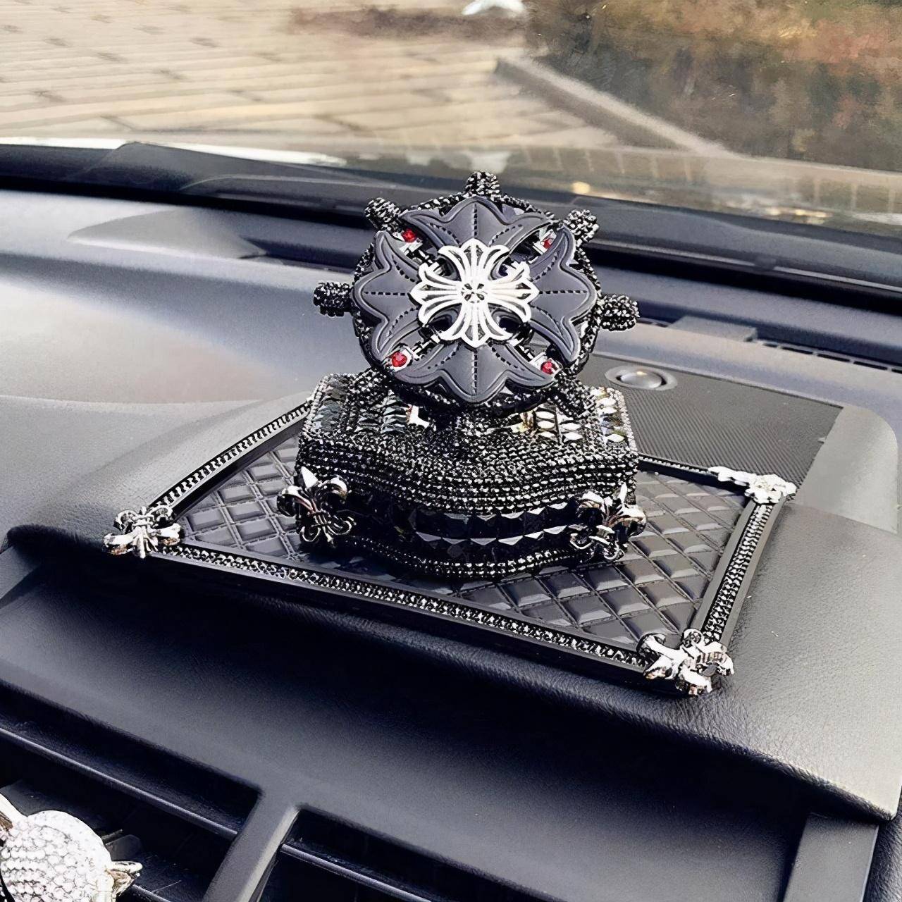 时尚潮牌汽车摆件新款高档座式车载香水新车仪表台镶钻摆饰装饰品