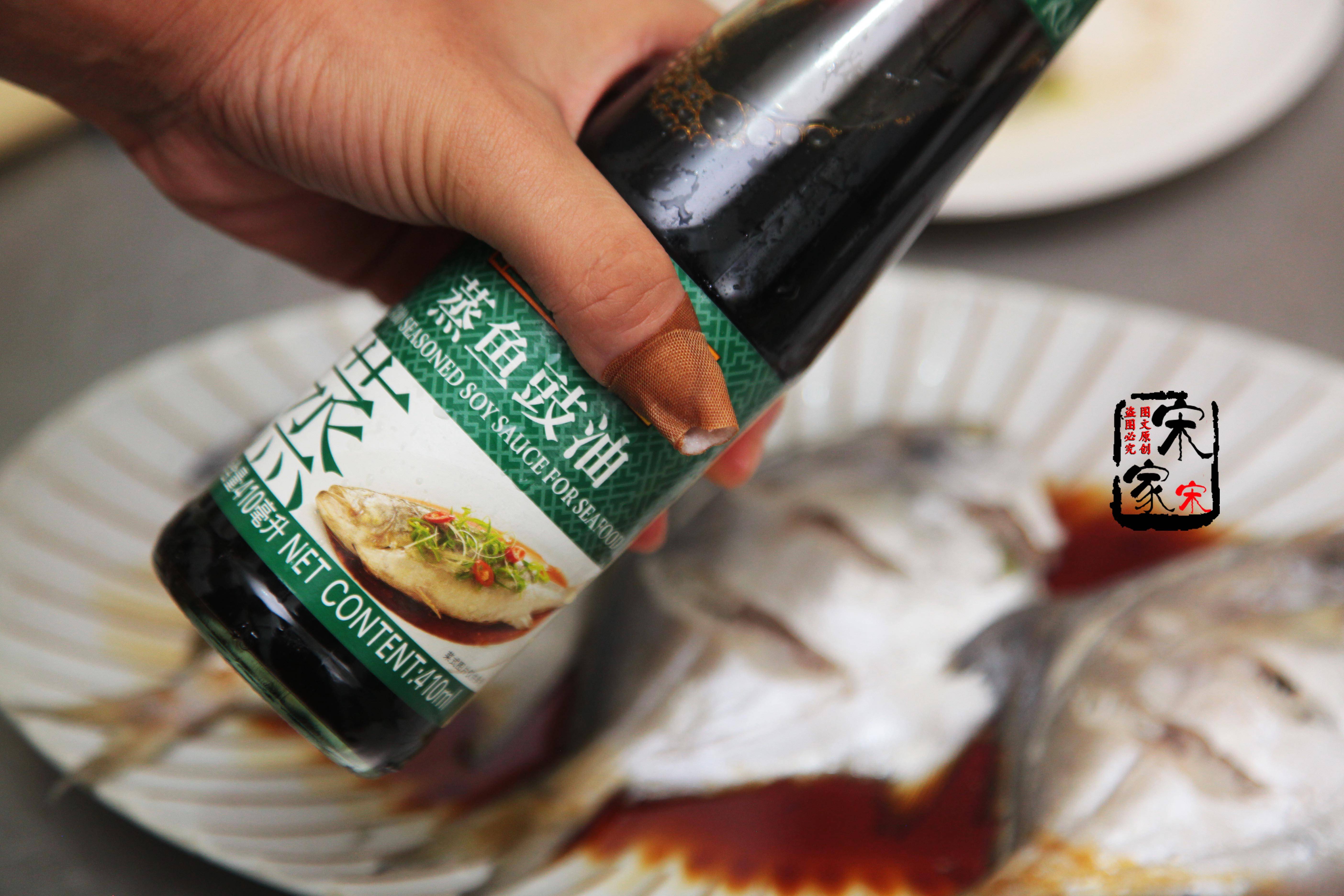 第八步:热一勺油,趁热浇在葱花上,这道菜就做好啦,又鲜美又多汁,特别