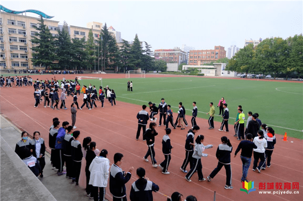 次运动会既展示了三中学子良好的精神风貌和体育风采,也让秋日的校园