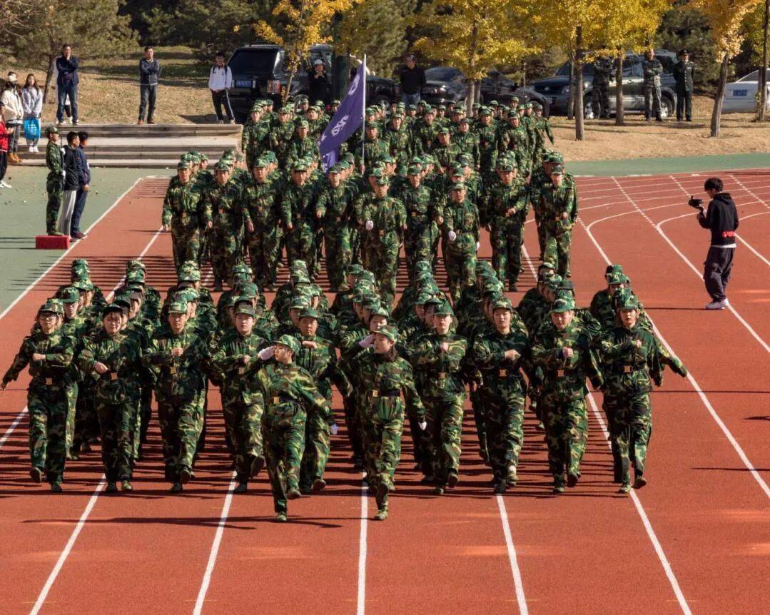 沈阳城市学院军训特别阅兵式致敬从教50年老教授