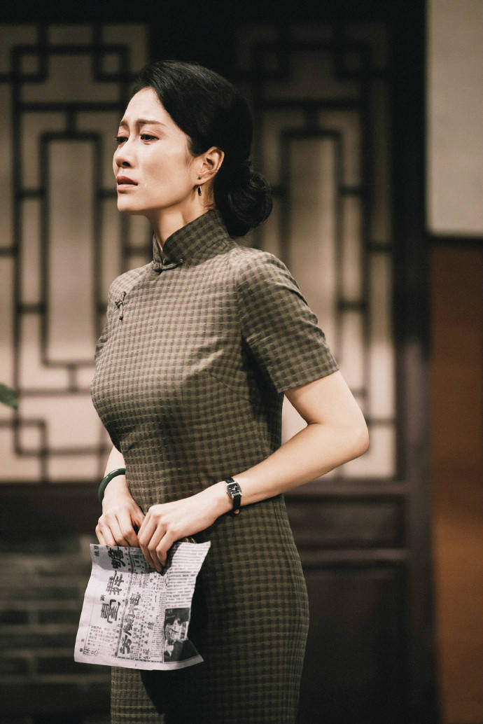 被41岁温峥嵘惊艳到,一袭旗袍秀玲珑身段,旁边小花被衬成路人甲