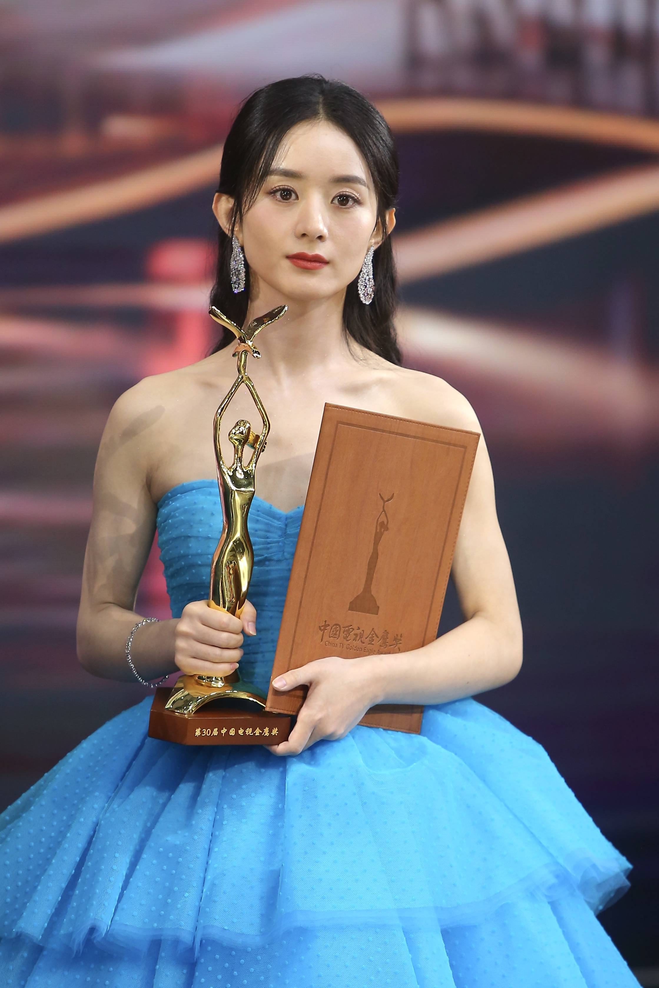 玄反影/图 小明/视频)10月18日,赵丽颖获得金鹰奖观众喜爱的女演员