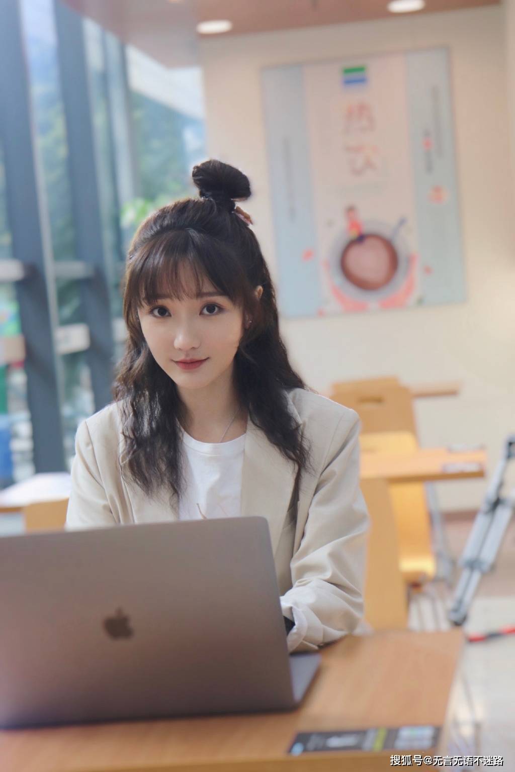 肖燕 可爱丸子头和白色西装的搭配,干练又俏皮