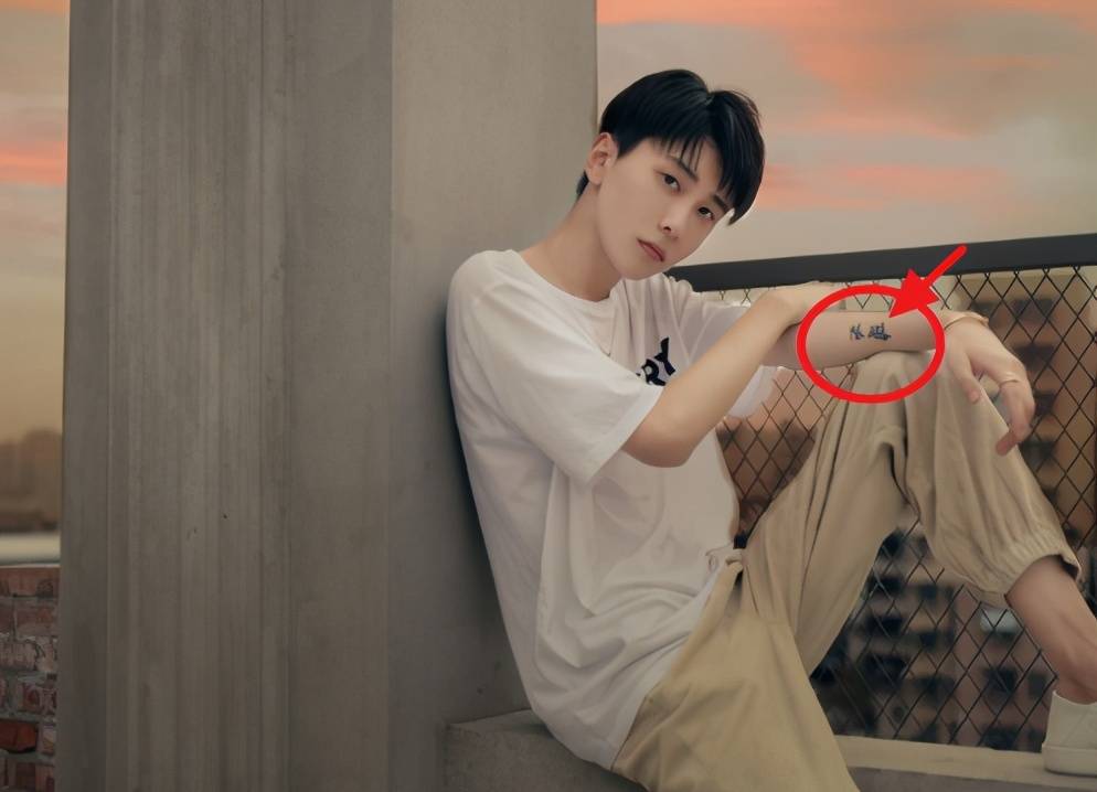 王乐乐又开始卖惨?与套路路分手后装深沉,晒前任纹身力证清白