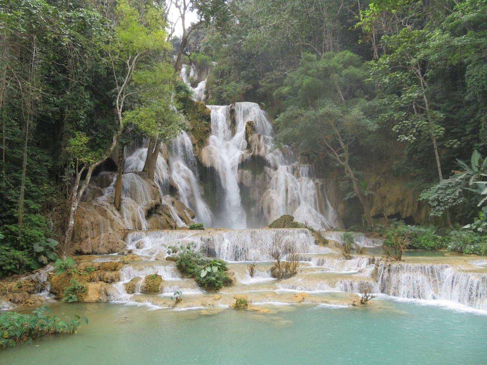 翠绿色的绿松石瀑布,老挝的达昆西瀑布太美了!