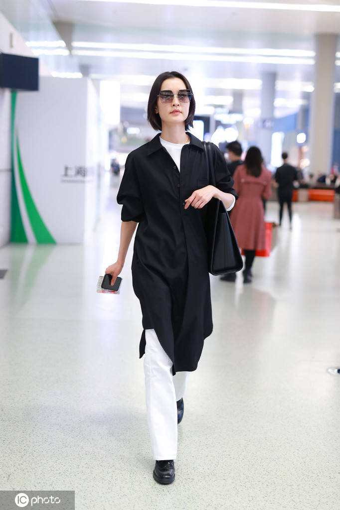 杜鹃穿黑衣气质清冷 身型苗条令人羡慕