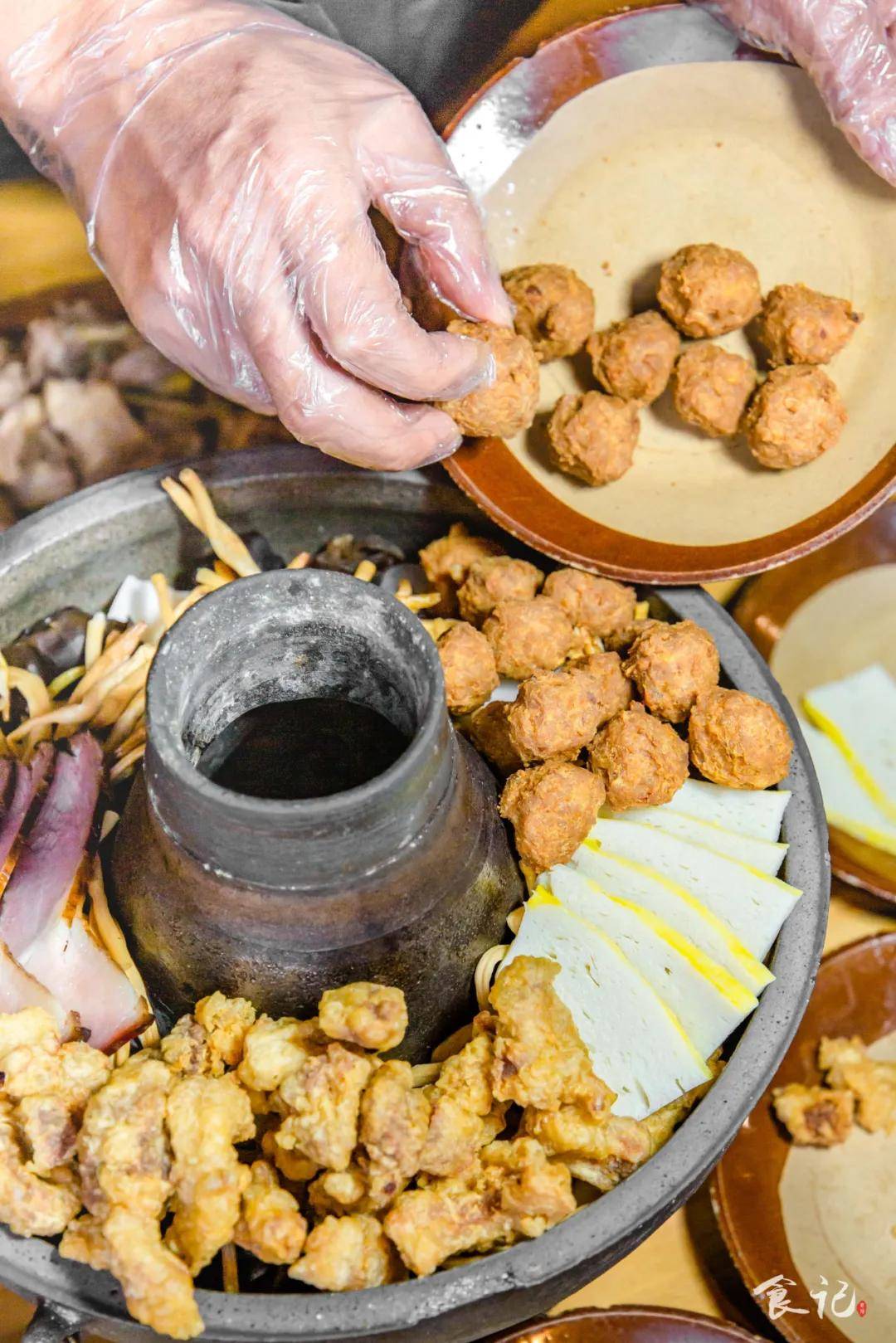 古风烧烤店竟卖起『土火锅』一锅⑨料赌你没吃过