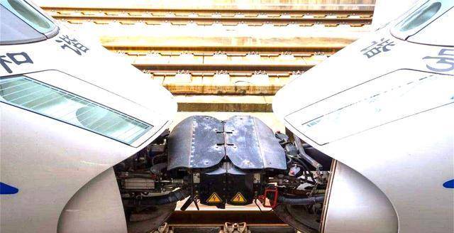 为何高铁中间要把两个车头对接一起,有何作用?列车员专业回答