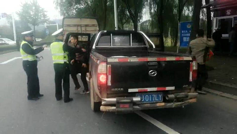 常德一皮卡车超员 交警查处罚款200元