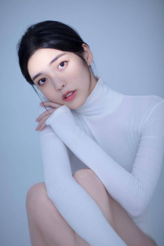 毛省曈,一组干净的纯白写真,尽显苗条身材与温柔气质_手机搜狐网