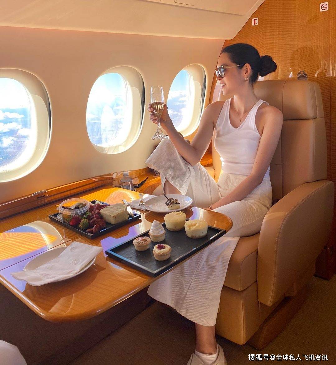 公务机新闻繁忙都市中的jetset风坐私人飞机应该怎么穿最时尚