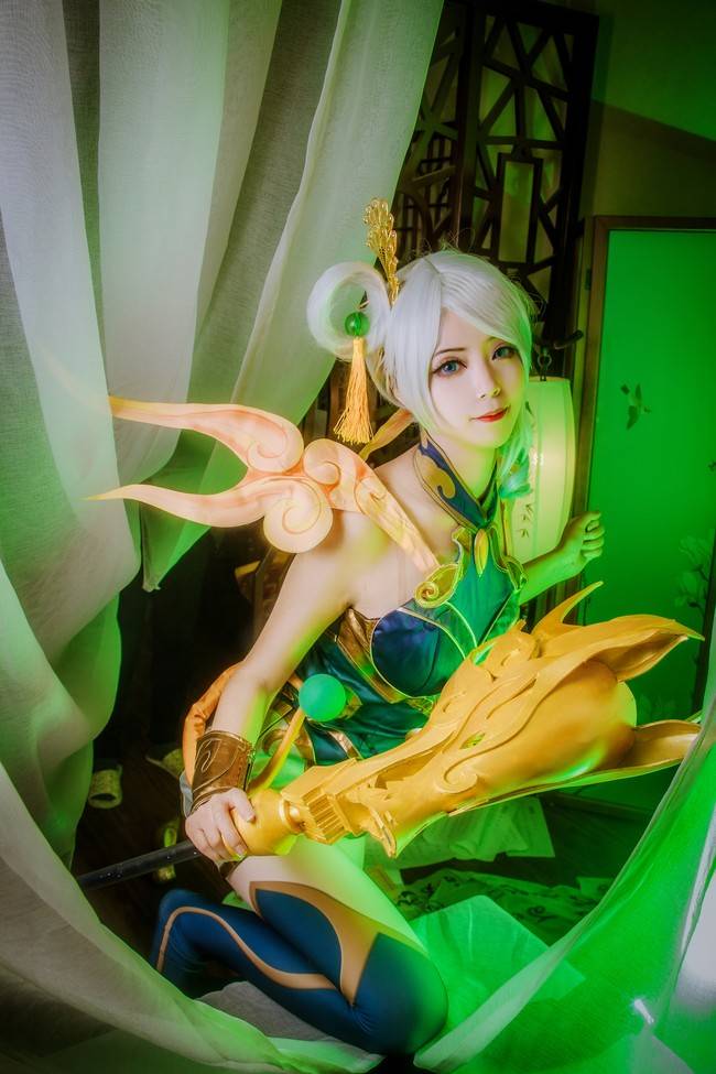 cos英雄联盟拉克丝春晖神女