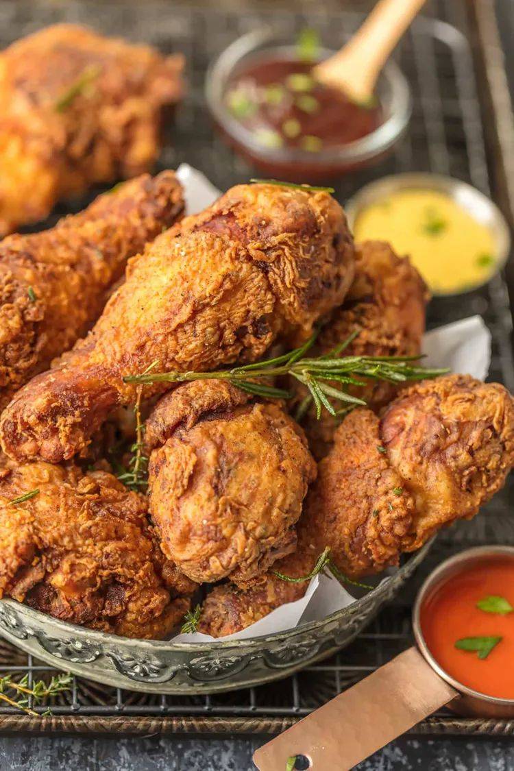 韩式炸鸡哪个口味更好吃?搭配什么酱料好?搭配什么饮品好?