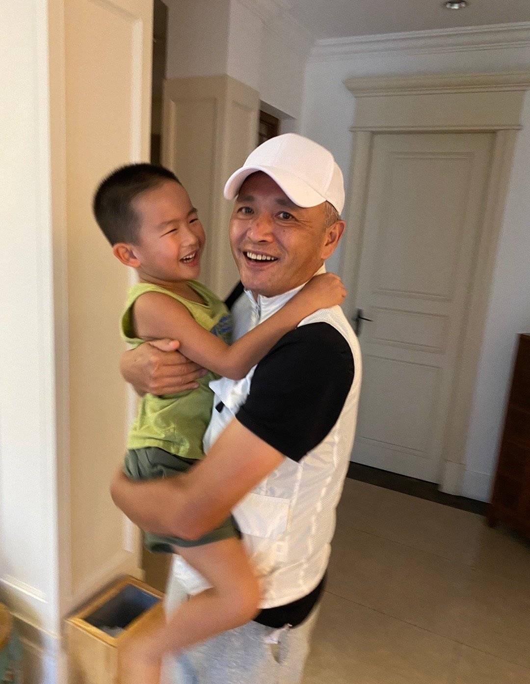 高曙光罕晒全家福小16岁妻穿t恤裙身材健美4岁儿子模样太像他