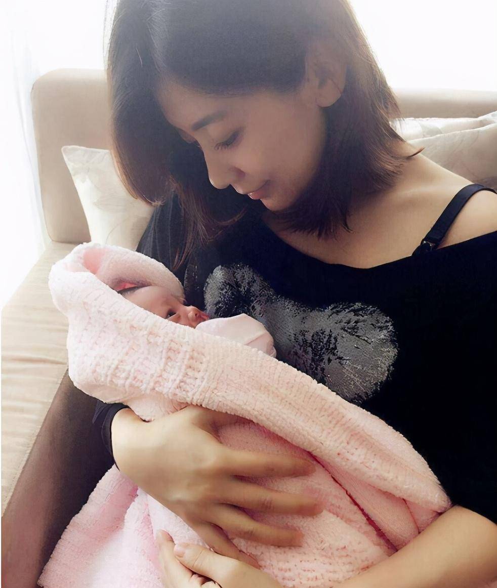 孩子婴儿期一哭就抱会拥有三种能力比苦口婆心教育更管用