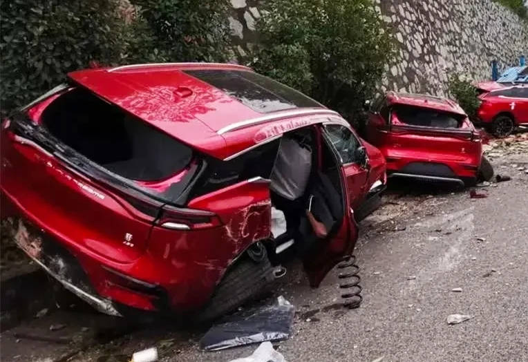 比亚迪唐重大运输事故,10余辆新车摔得稀烂,网友:运损车卖吗?