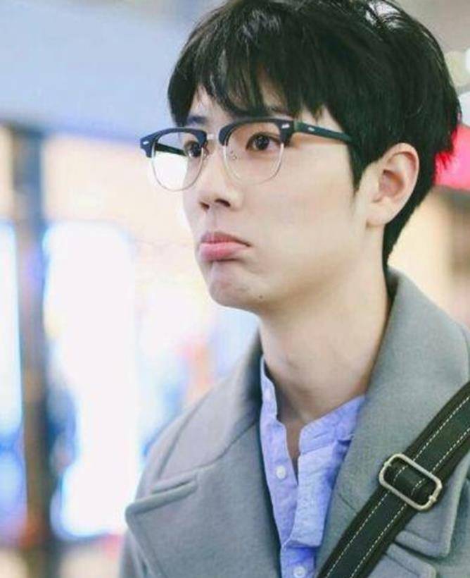 当红男明星嘟嘴:肖战呆萌,看到易烊千玺嘟嘴心都要化了