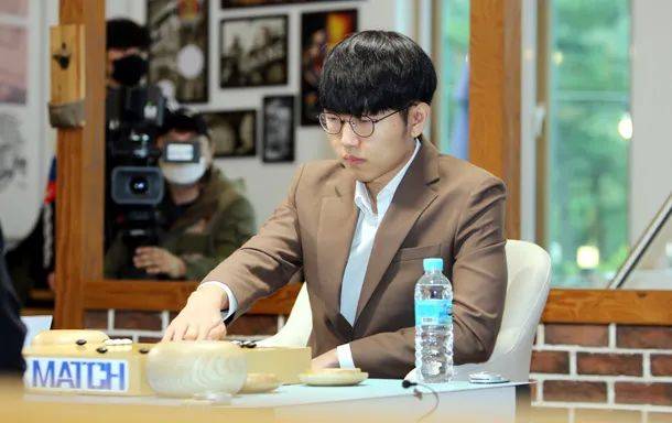 朴申七番棋次局 朴廷桓"迷の手滑"导致再败?_申真谞