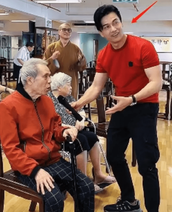 63岁吕良伟造访敬老院身材健壮显年轻网友调侃别刺激老人