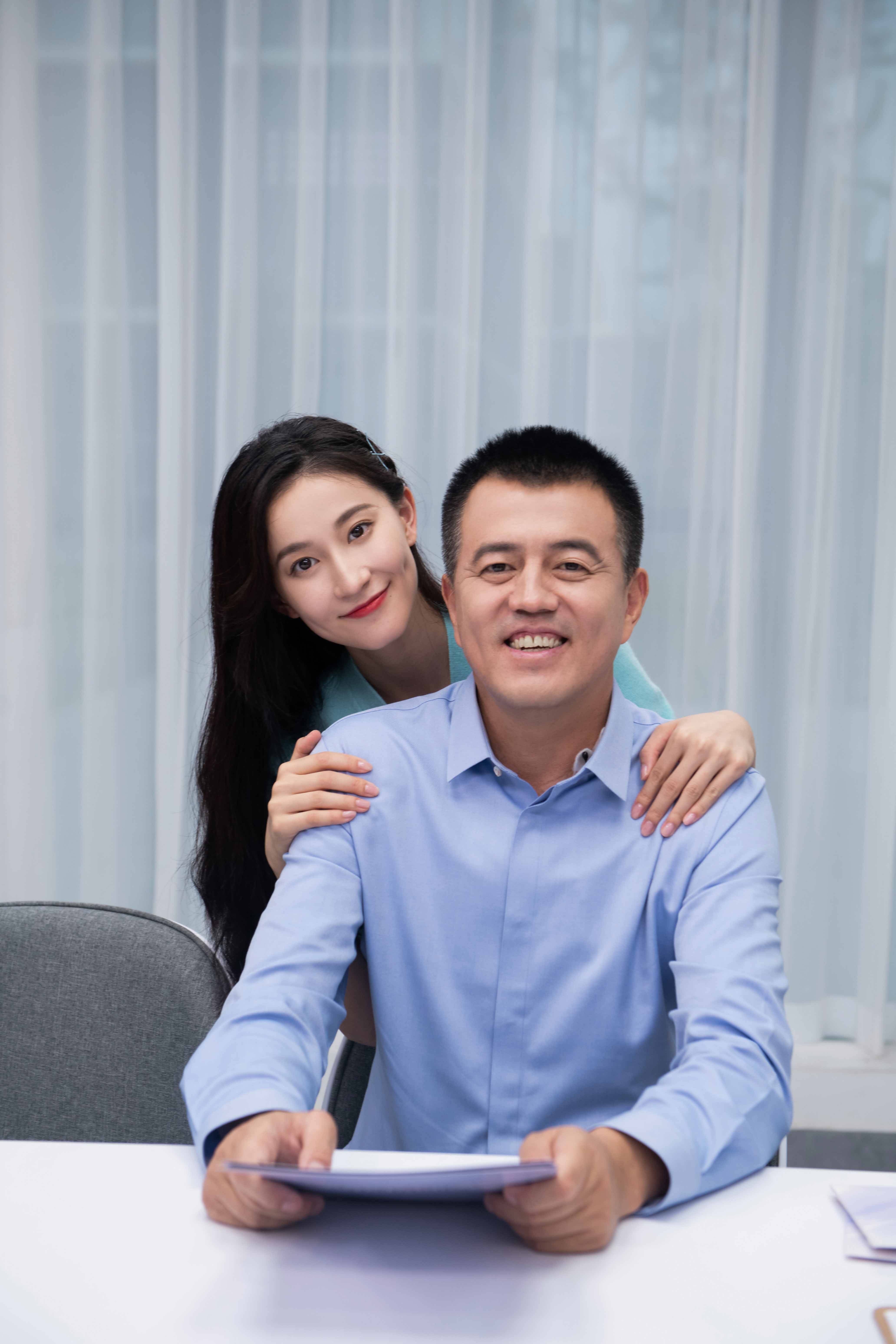 《女儿3》开播萧亚轩黄皓高甜合体 金晨和爸爸对话画